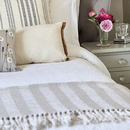 'Bramley Fall Cottage' ' On Site Ev Point - Attached Cottage,3 Separate Bedrooms -1 On Ground Level, Sleeps 6, 2 Bathrooms, Sandy Wittering Beach 8Min Drive, Rural Location, Child Friendly, Small Breed Dog Friendly, Private Parking Chichester Exteriör bild
