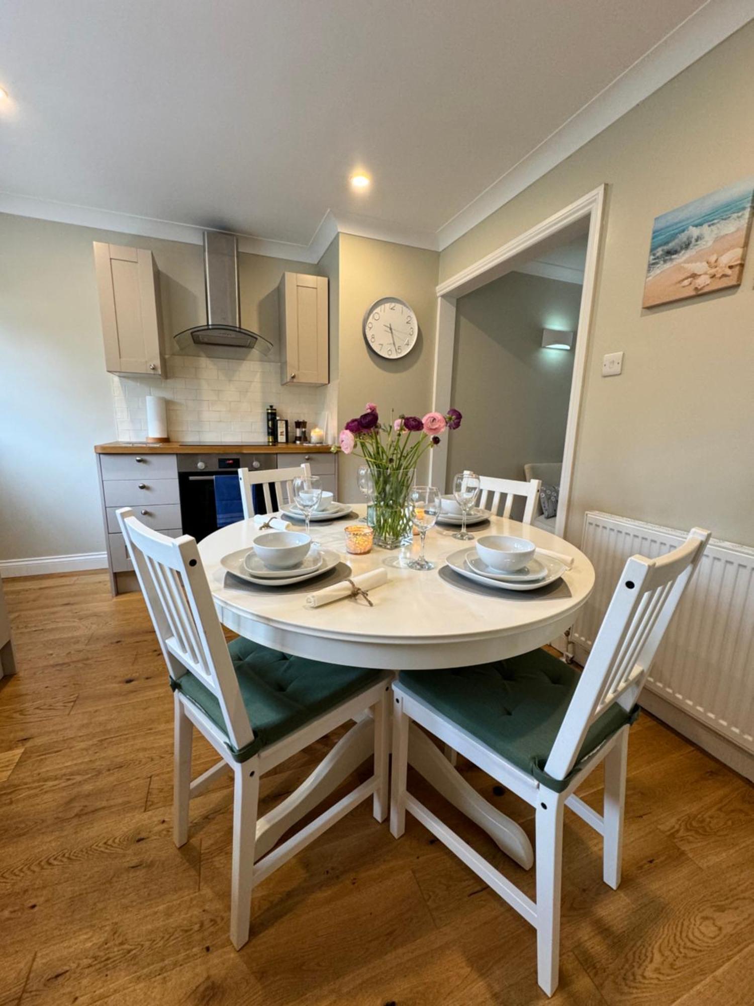 'Bramley Fall Cottage' ' On Site Ev Point - Attached Cottage,3 Separate Bedrooms -1 On Ground Level, Sleeps 6, 2 Bathrooms, Sandy Wittering Beach 8Min Drive, Rural Location, Child Friendly, Small Breed Dog Friendly, Private Parking Chichester Exteriör bild