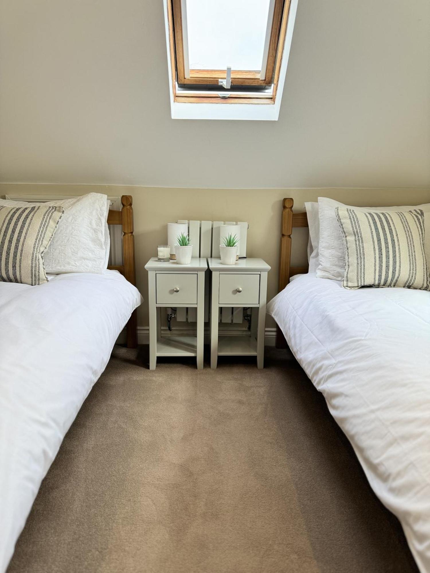 'Bramley Fall Cottage' ' On Site Ev Point - Attached Cottage,3 Separate Bedrooms -1 On Ground Level, Sleeps 6, 2 Bathrooms, Sandy Wittering Beach 8Min Drive, Rural Location, Child Friendly, Small Breed Dog Friendly, Private Parking Chichester Exteriör bild