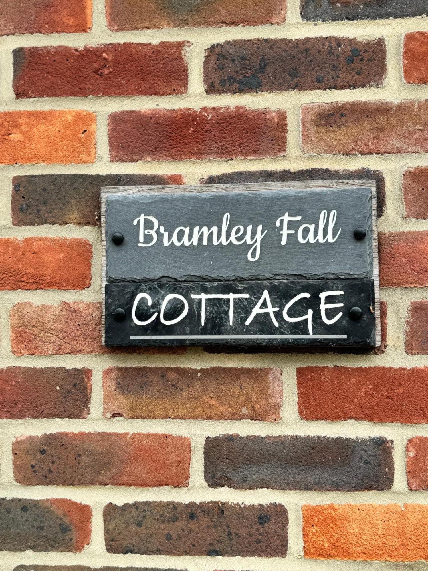 'Bramley Fall Cottage' ' On Site Ev Point - Attached Cottage,3 Separate Bedrooms -1 On Ground Level, Sleeps 6, 2 Bathrooms, Sandy Wittering Beach 8Min Drive, Rural Location, Child Friendly, Small Breed Dog Friendly, Private Parking Chichester Exteriör bild
